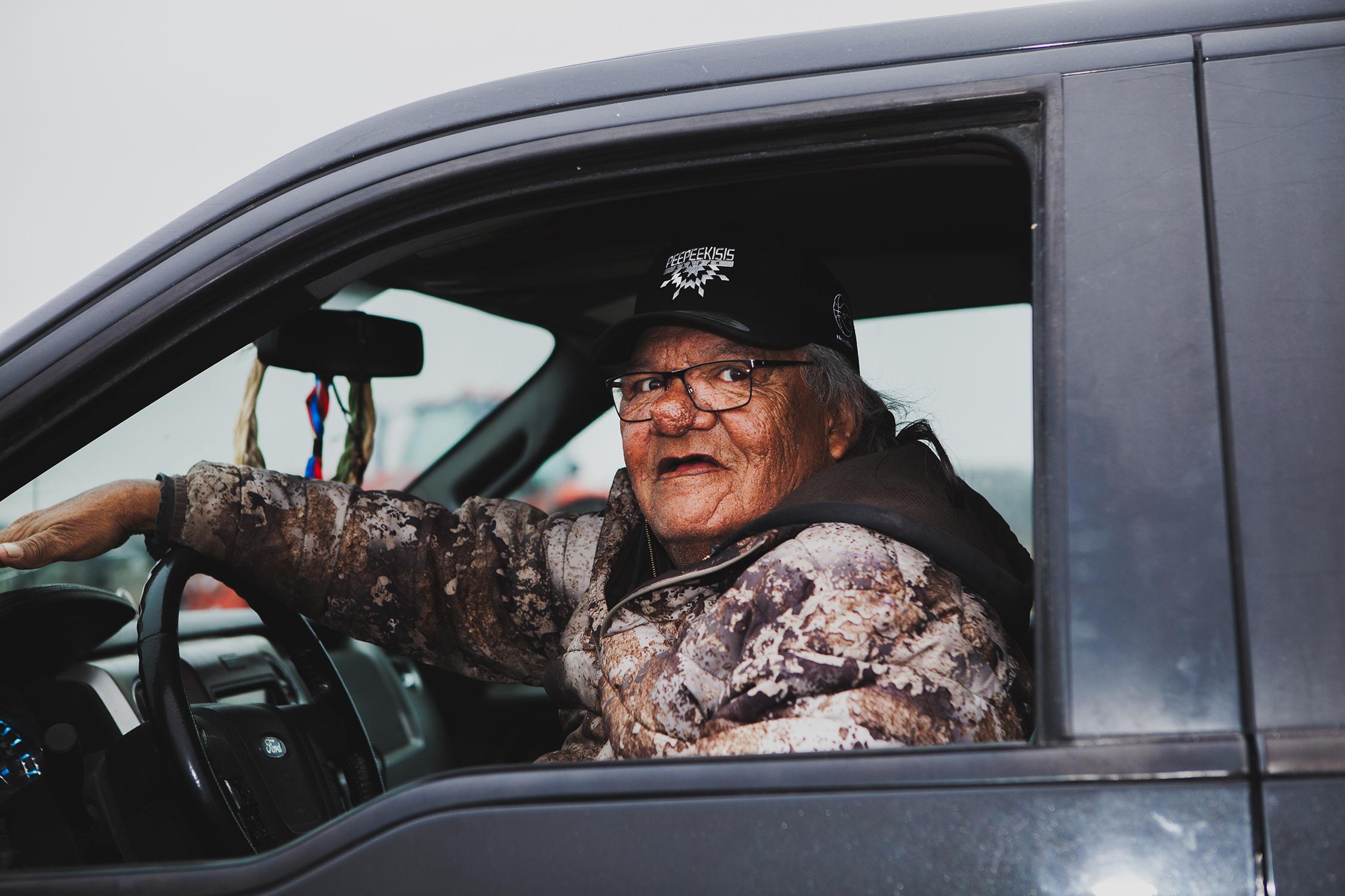 Partout au Canada, les voix s’élèvent - Homme dans un camion Partout au Canada, les voix s’élèvent - Homme dans un camion